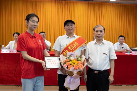 廖志坤给鲁明勇颁奖（校拍）